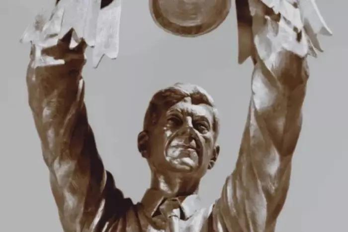 Statue of former Arsenal boss Arsene Wenger unveiled outside Emirates Stadium