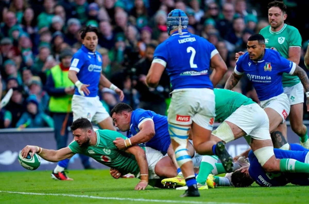 Robbie Henshaw scoring a try for Ireland in their Six Nations clash against Italy