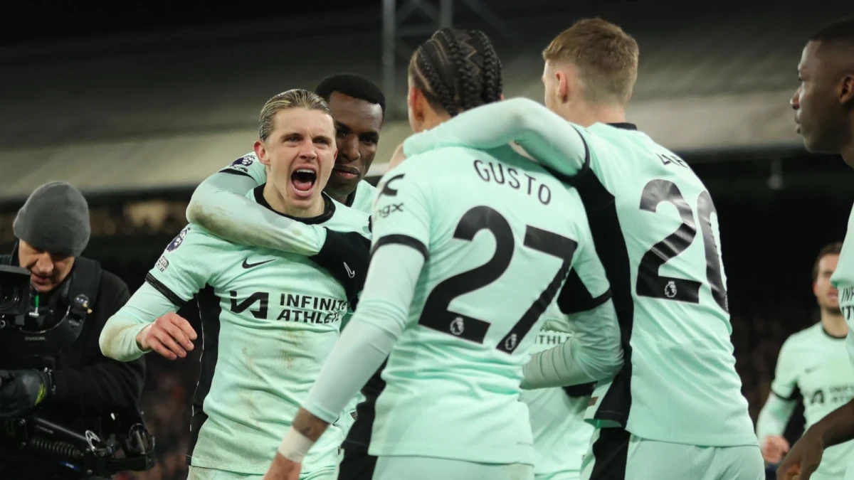 Conor Gallagher (L) of Chelsea celebrates with team mates after scoring to make it 1-1 during the Premier League match at Selhurst Park