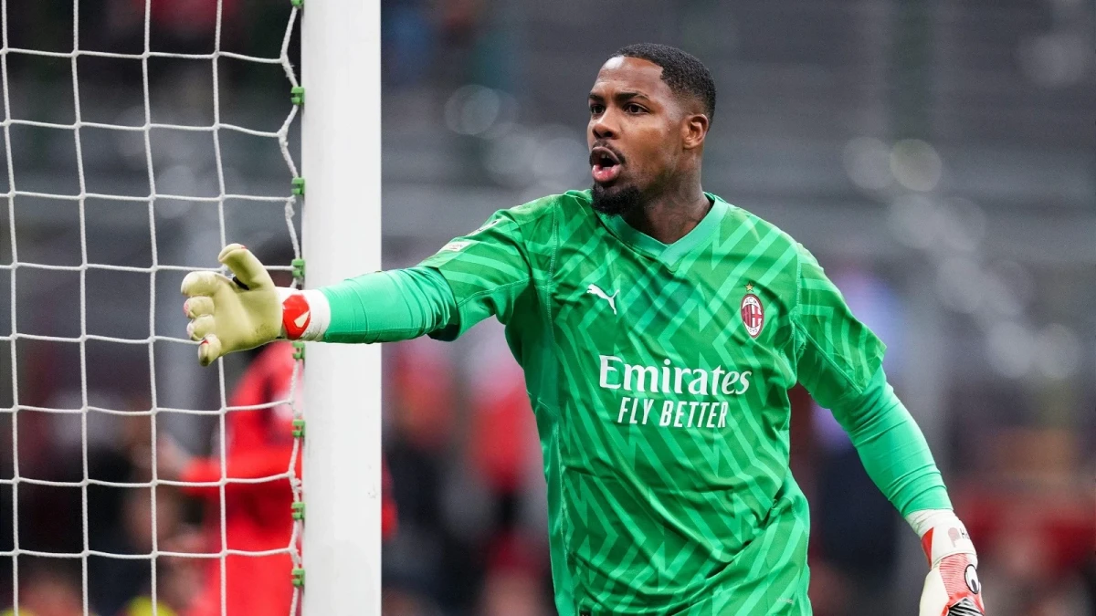 Mike Maignan of AC Milan