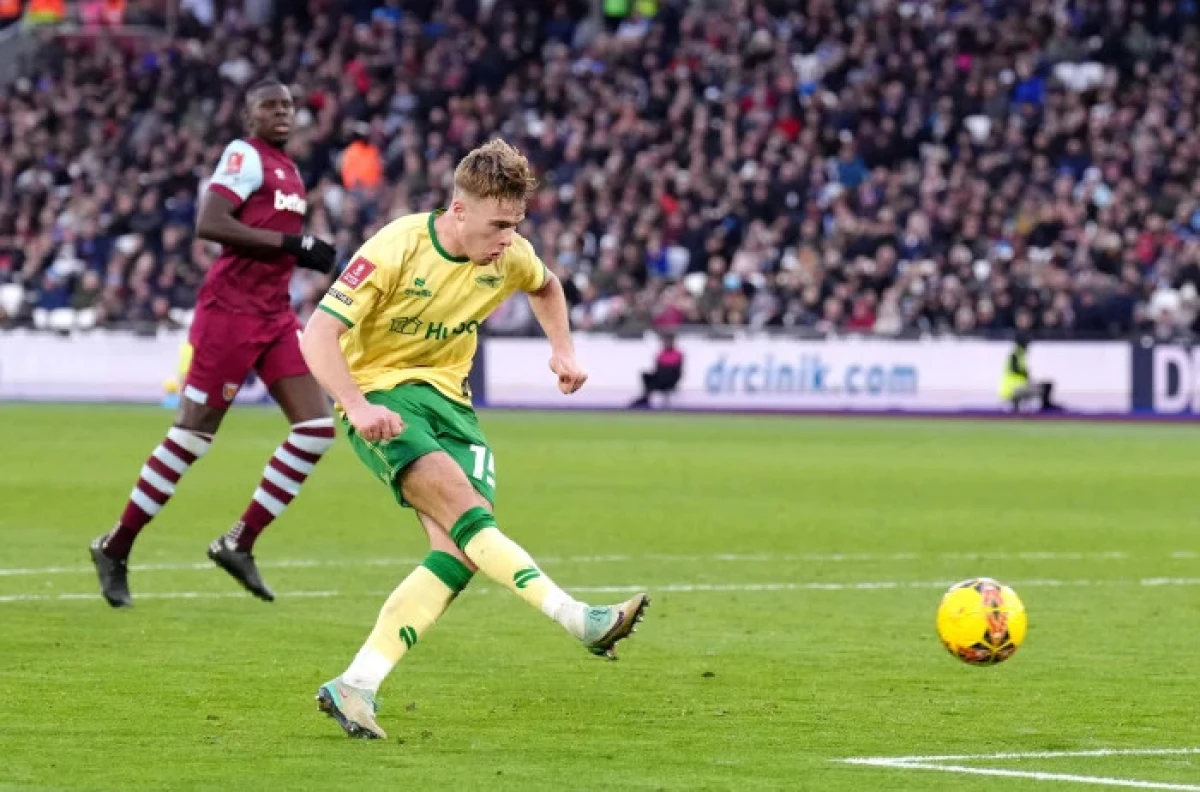 Tommy Conway scores Bristol City's equaliser against West Ham at the London Stadium