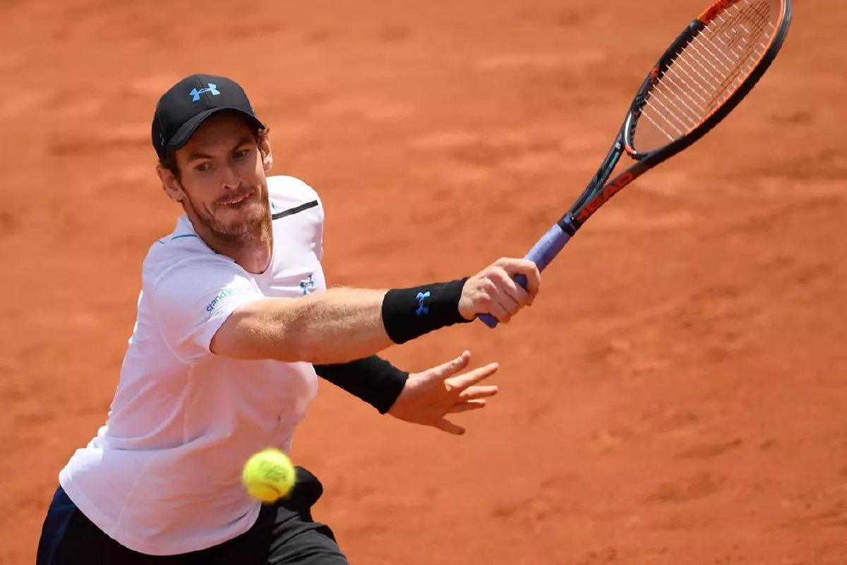 Andy Murray reaching on clay