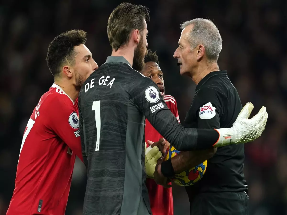 David de Gea and United protest toMartin Atkinson following Emile Smith Rowe goal Dec21