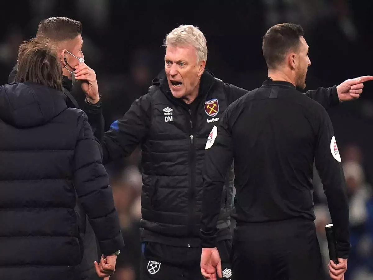 David Moyes argues on the touchline