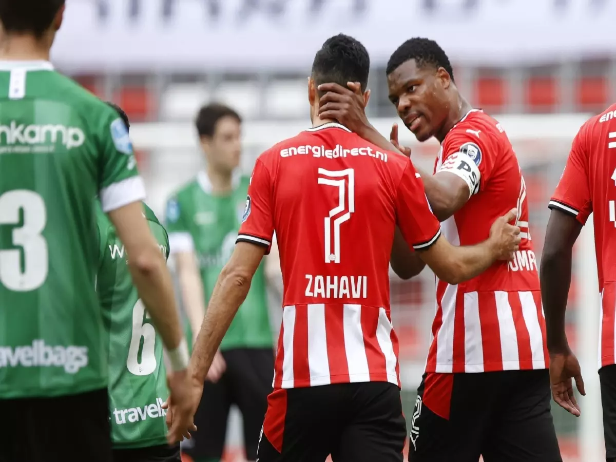 Eran Zahavi celebrates for PSV Eindhoven