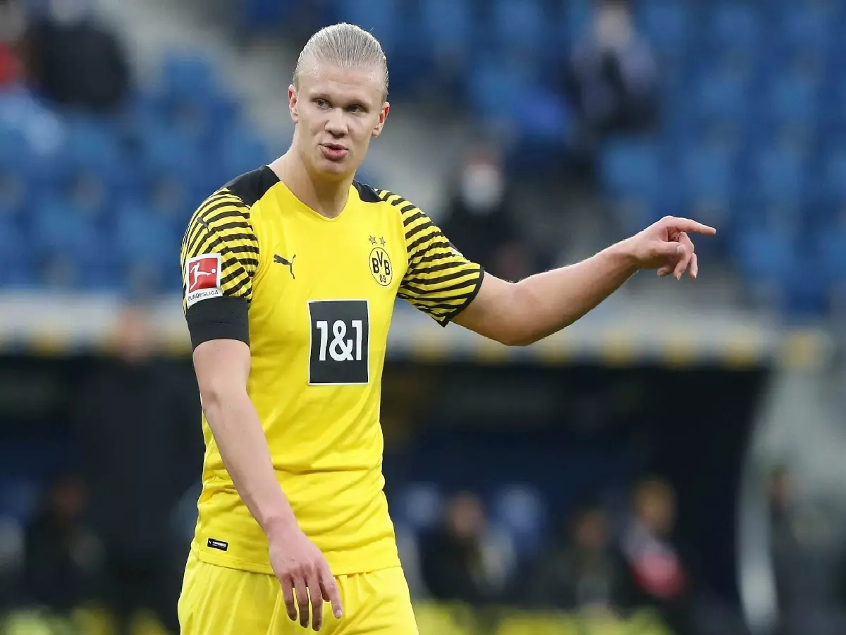 Erling Haaland pointing Borussia Dortmund Feb22