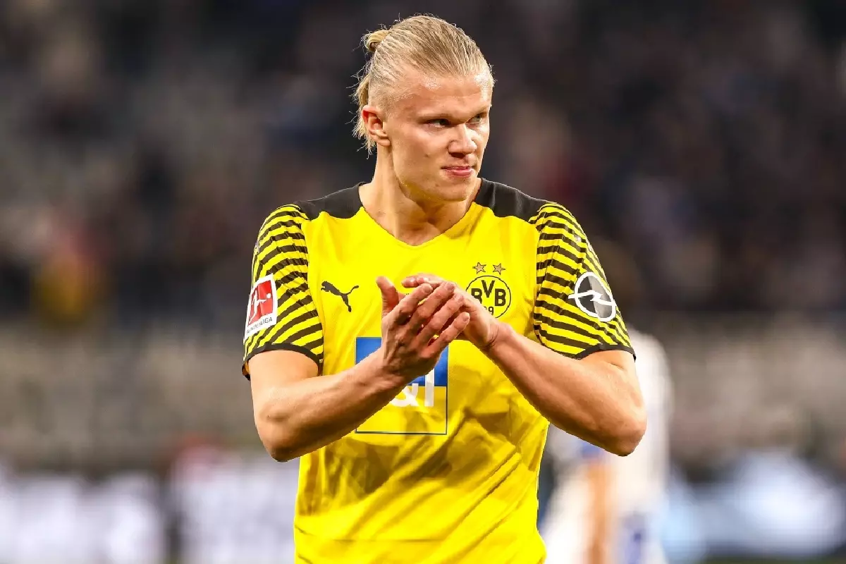 Erling Haaland Borussia Dortmund clapping Mar22