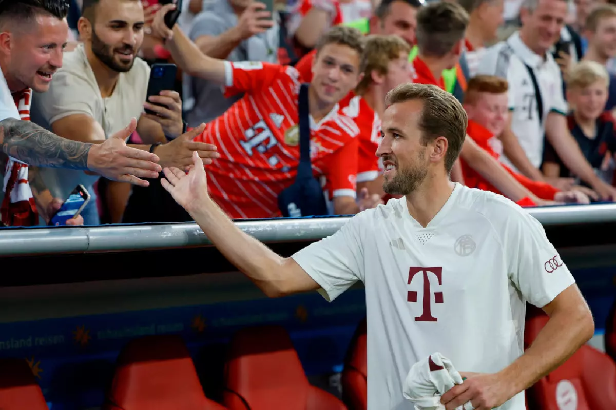 Harry Kane greets Bayern fans Aug 2023