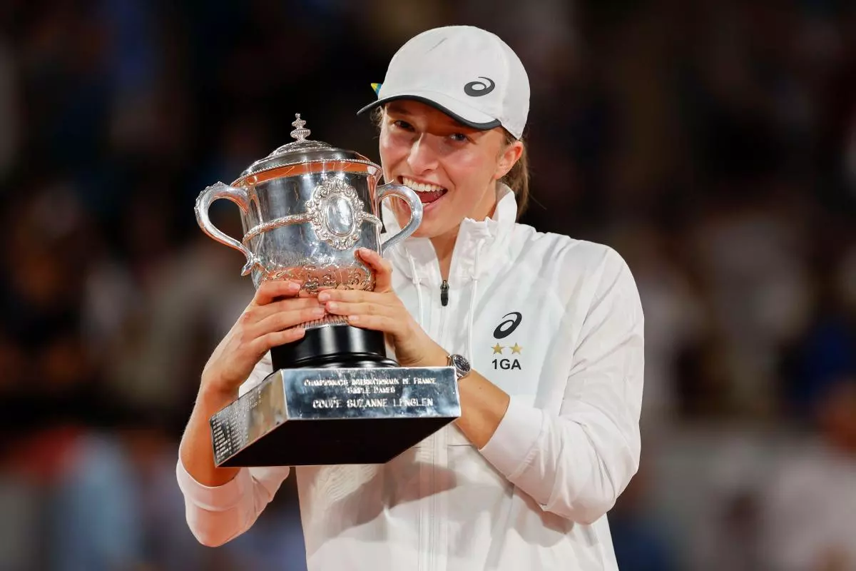 Iga Swiatek holding the trophy after winning the French Open 2022