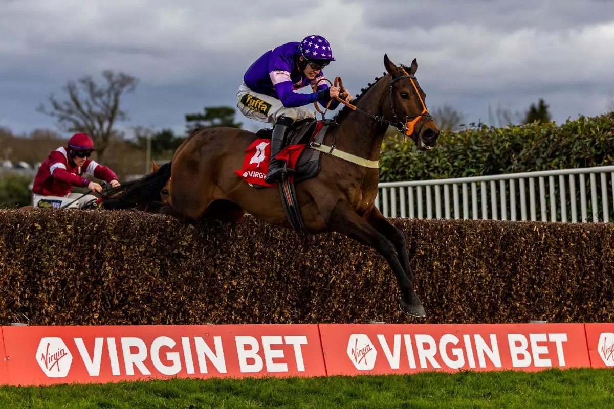 Le Milos ridden by jockey Alan Johns 