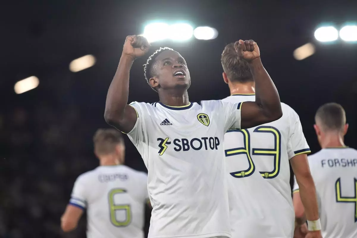 Luis Sinisterra of Leeds United scores