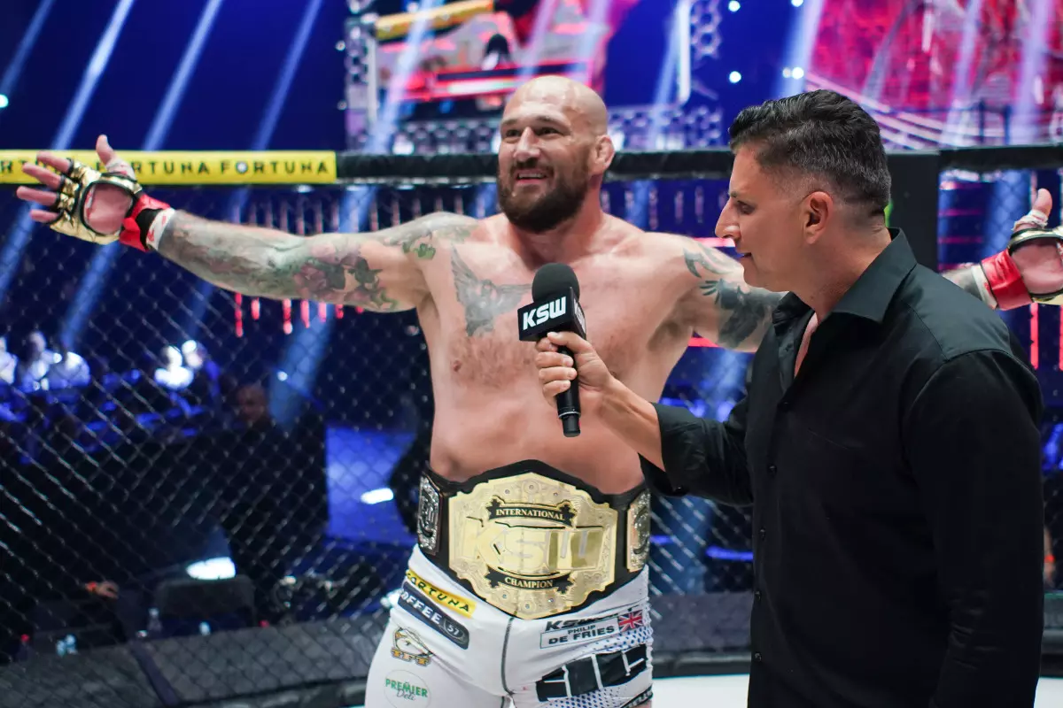 Phil De Fries with the KSW championship