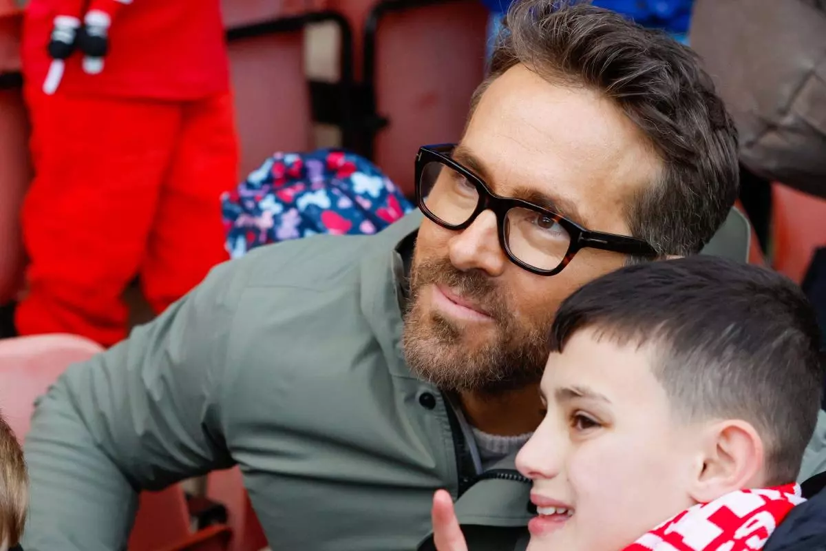 Ryan Reynolds poses with young fans
