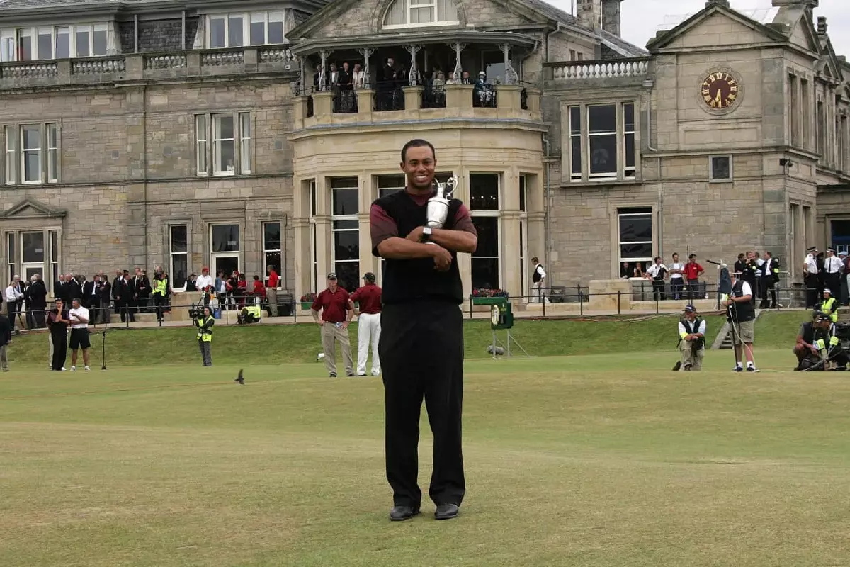 Tiger Wins with the Claret Jug at St Andrews