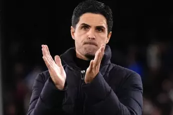 Mikel Arteta claps fans Arsenal at Palace Apr22