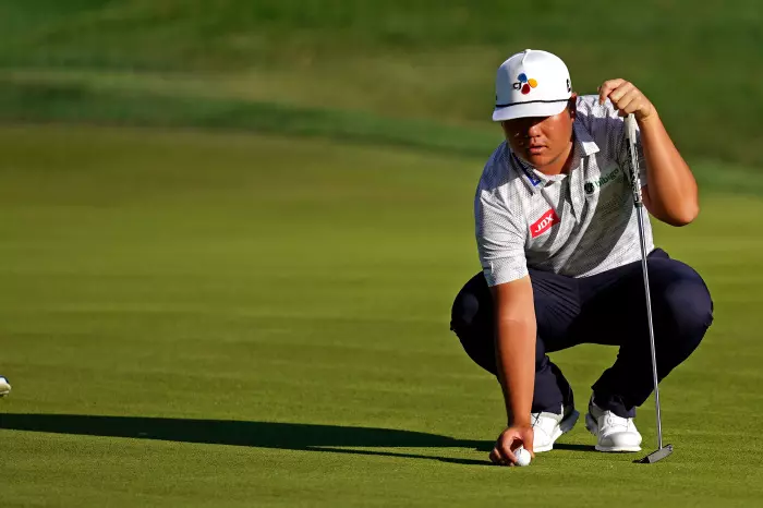 Sungjae Im putting at the 2021 PLAYERS Championship