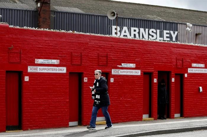 Reporter offers clarity over Barnsley star's contract situation after Leeds United, Sunderland links