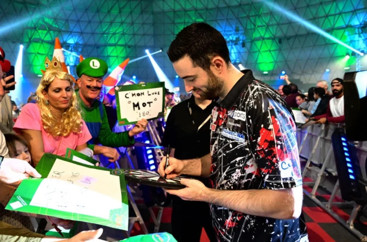 Luke Humphries at the Bahrain Darts Masters