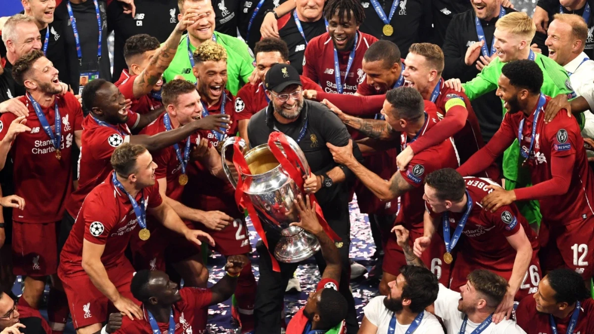 Jurgen Klopp celebrates with Liverpool team in 2019