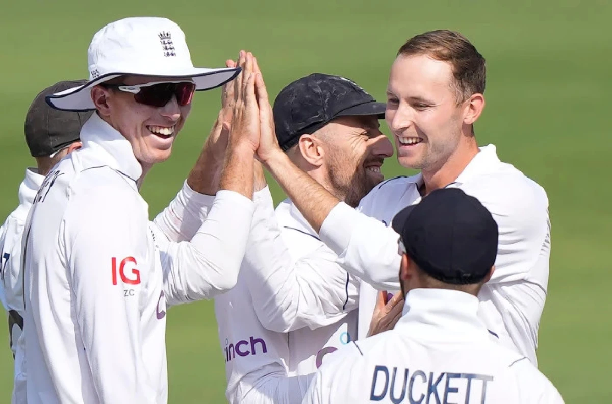 England's Tom Hartley, right, celebrates with teammates the wicket of India's Axar Patel