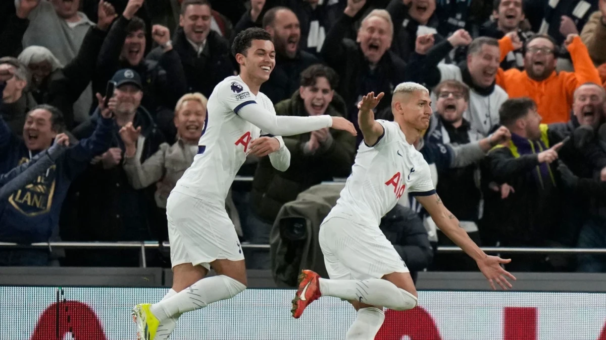 Brennan Johnson and Richarlison celebrate against Brentford 31 Jan, 2024