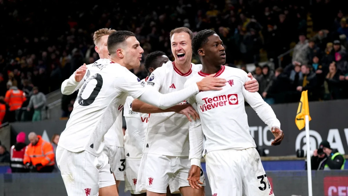 Kobbie Mainoo celebrates for Manchester United