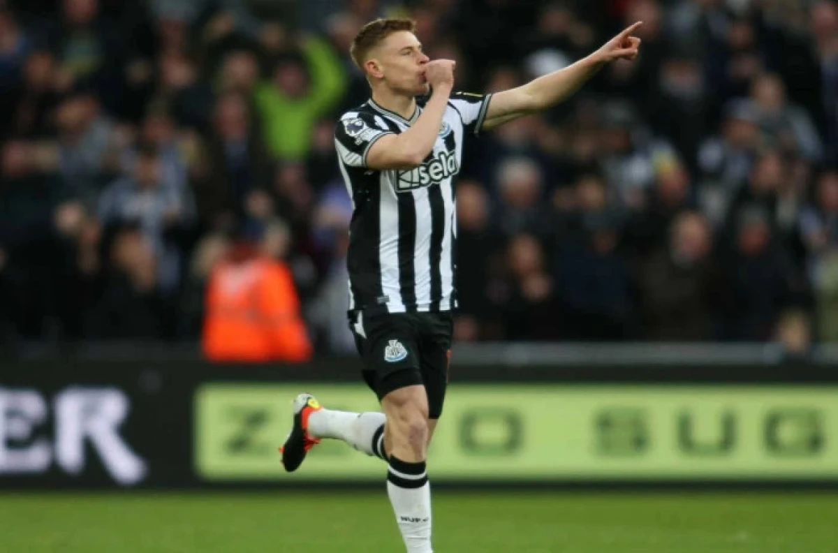 Newcastle United's Harvey Barnes celebrates Newcastle United's fourth goal during the Premier League match between Newcastle United and Luton Town - Jan 2024