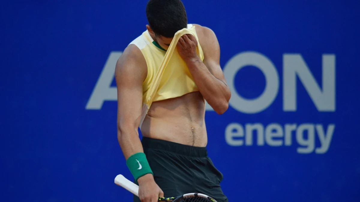 Carlos Alcaraz, of Spain, wipes his brow after losing a point to Nicolas Jarry, of Chile, during an Argentina Open ATP semifinal tennis match