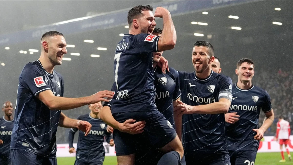 Bochum's Keven Schlotterbeck celebrates his goal
