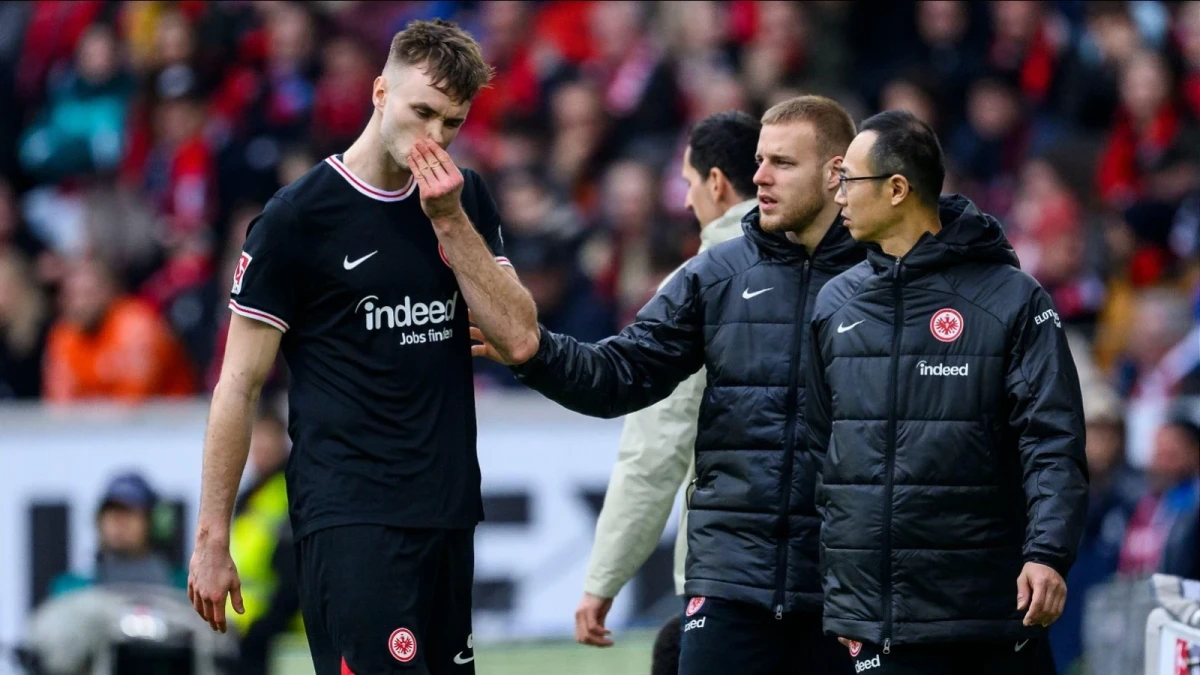 Sasa Kalajdzic of Eintracht Frankfurt leaves the field injured