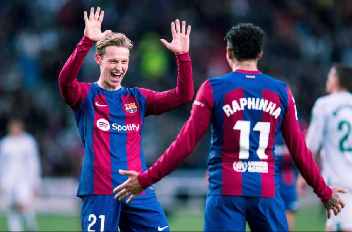 Frenkie de Jong of Barcelona celebrates scoring with teammate Raphinha