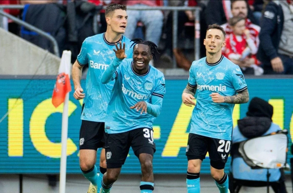 Bayer Leverkusen's Jeremie Frimpong (centre) celebrates after scoring