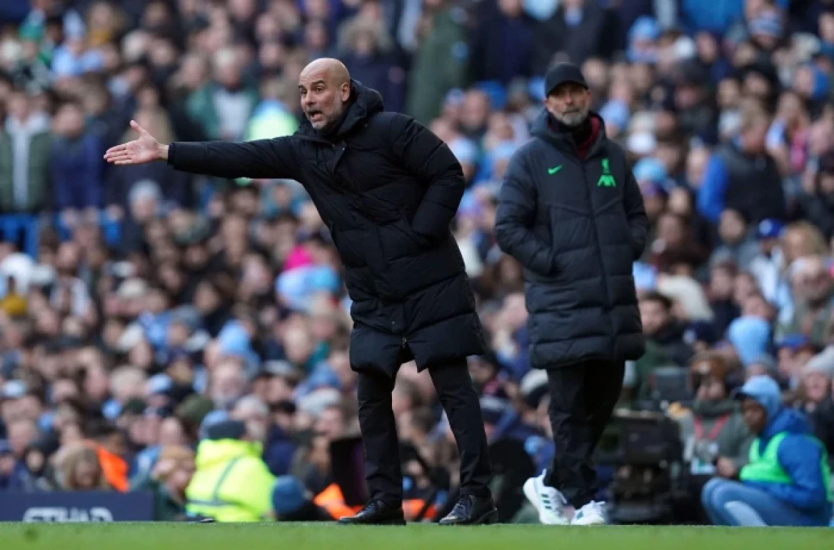 Jurgen Klopp watches Manchester City manager Pep Guardiola