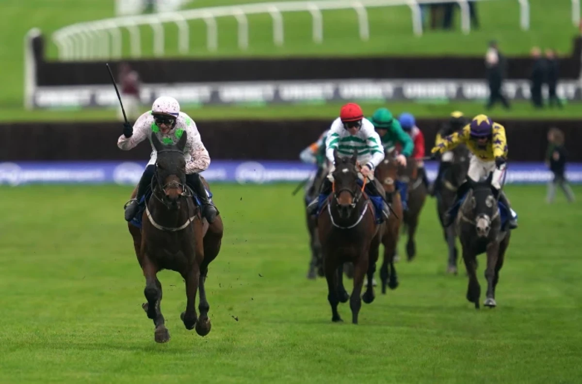 Gaelic Warrior romps home to win the Arkle