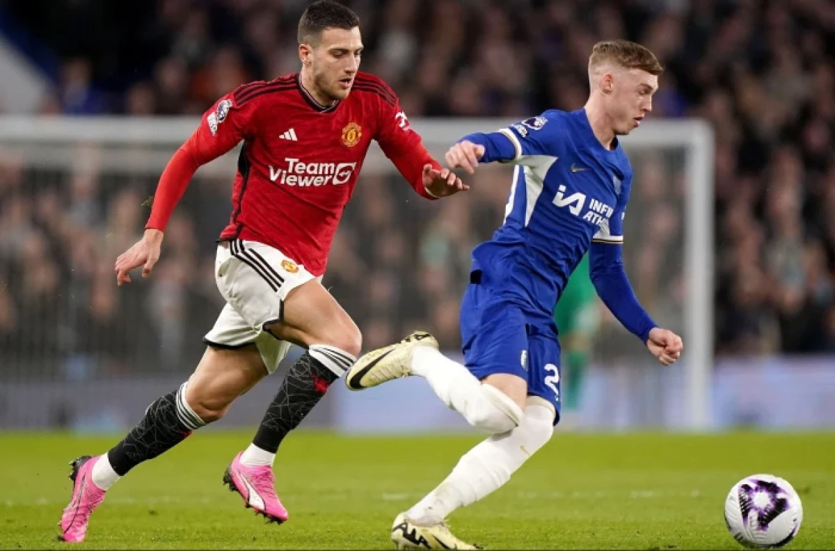 Manchester United's Diogo Dalot and Chelsea's Cole Palmer
