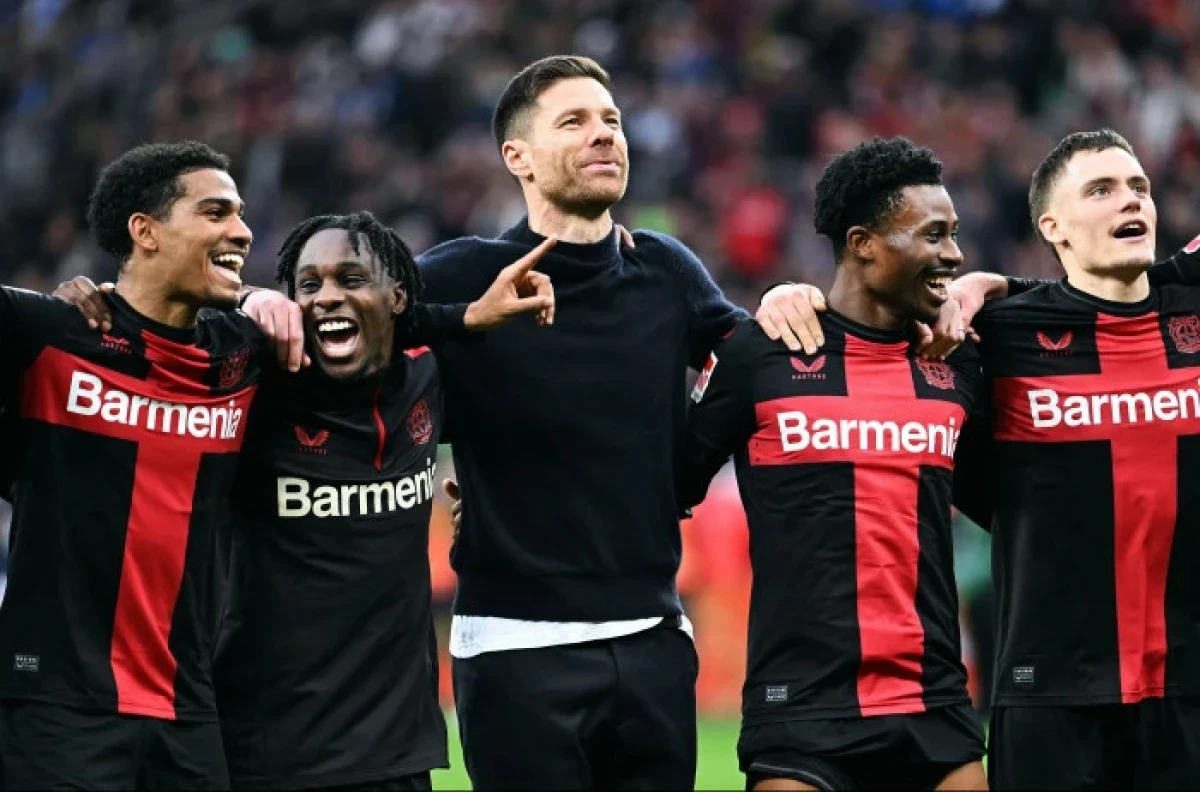 Bayer Leverkusen players with manager Xabi Alonso