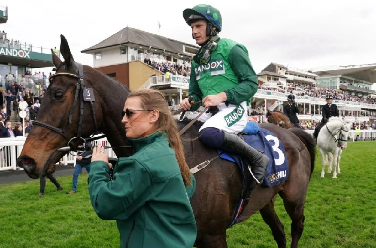 Paul Townend and Impaire Et Passe wins the Aintree Hurdle