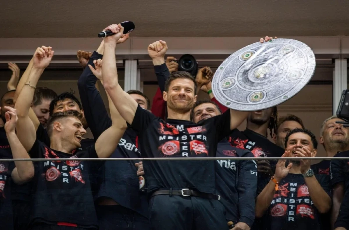 Xabi Alonso lifts Bundesliga title with Bayer Leverkusen