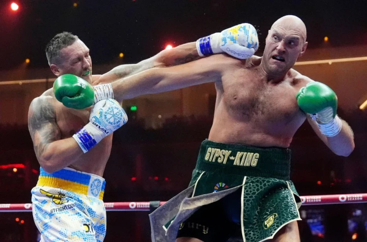 Oleksandr Usyk (left) lands a punch on Tyson Fury