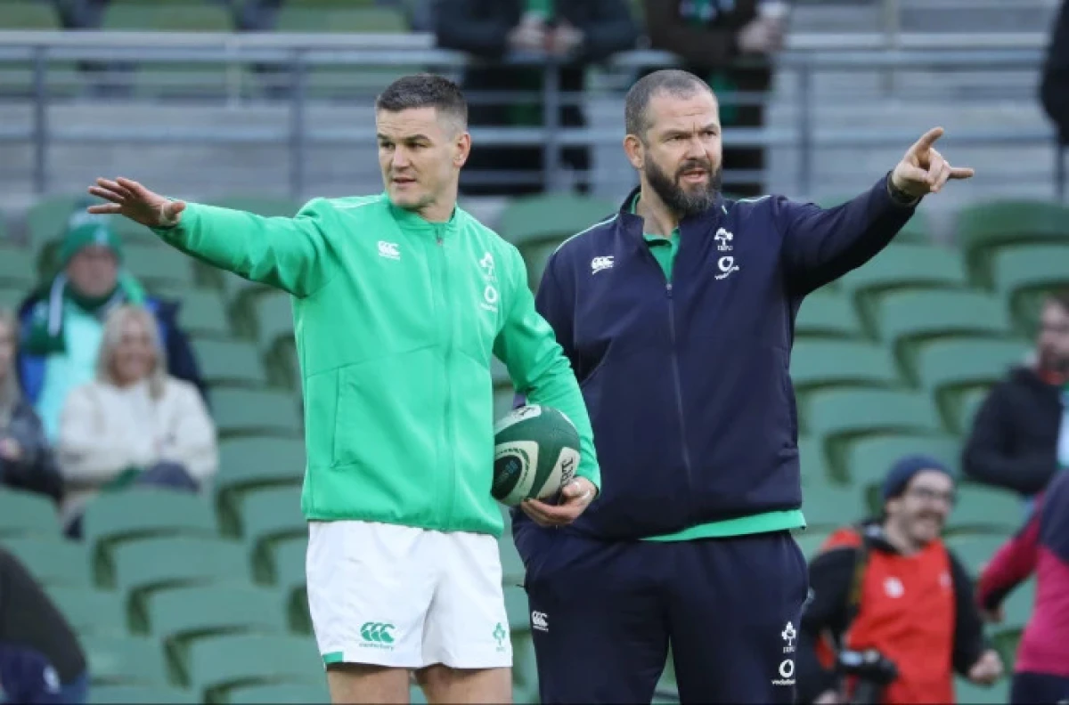 Ireland head coach Andy Farrell (right) and Jonathan Sexton