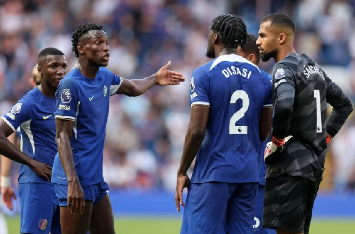 Jackson speaks to Disasi and Sanchez