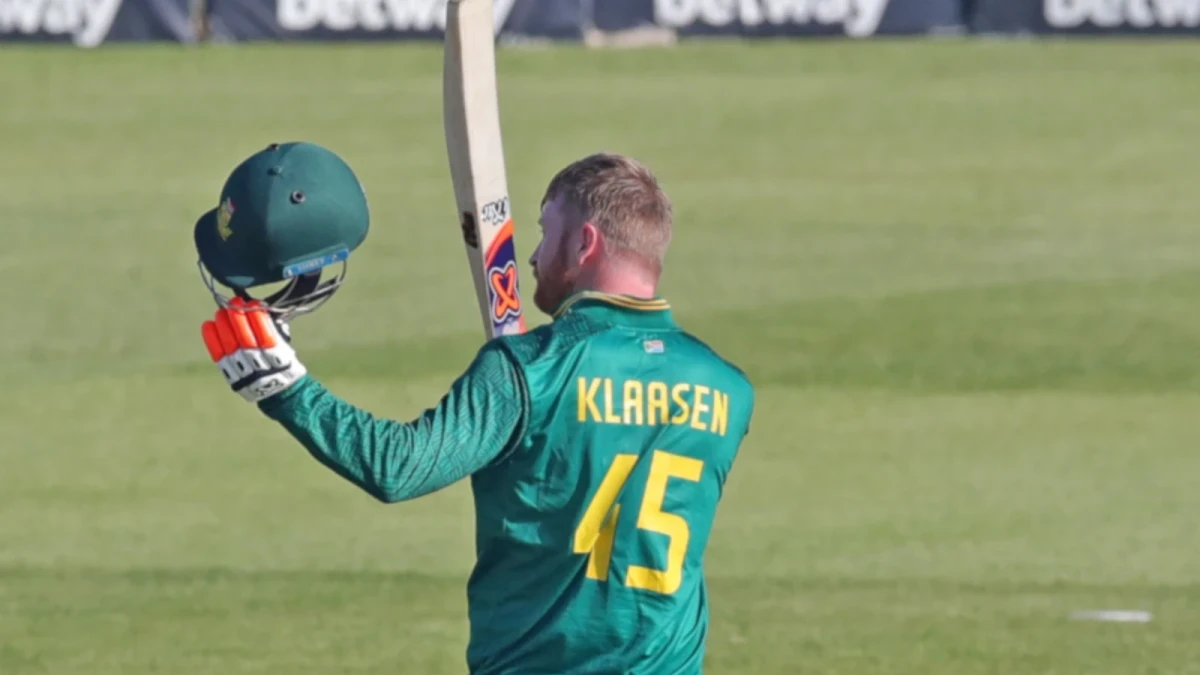 Heinrich Klaasen raises his bat
