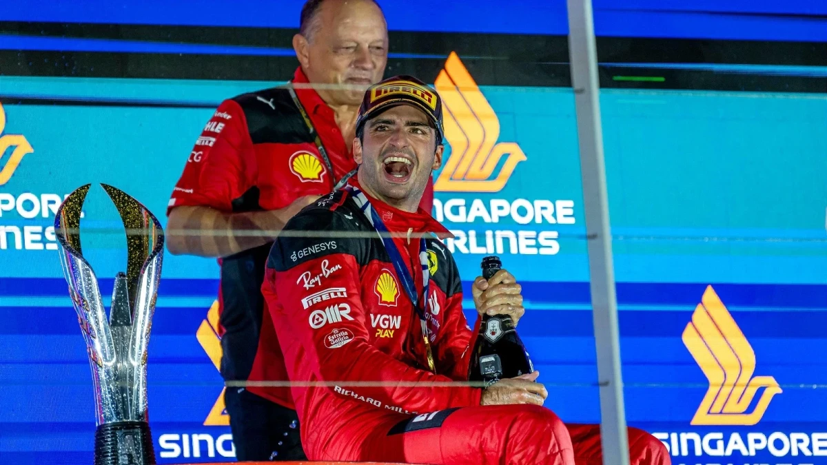 Frederic Vasseur and Carlos Sainz celebrate