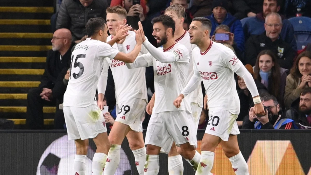 Bruno Fernandes of Manchester United celebrates scoring