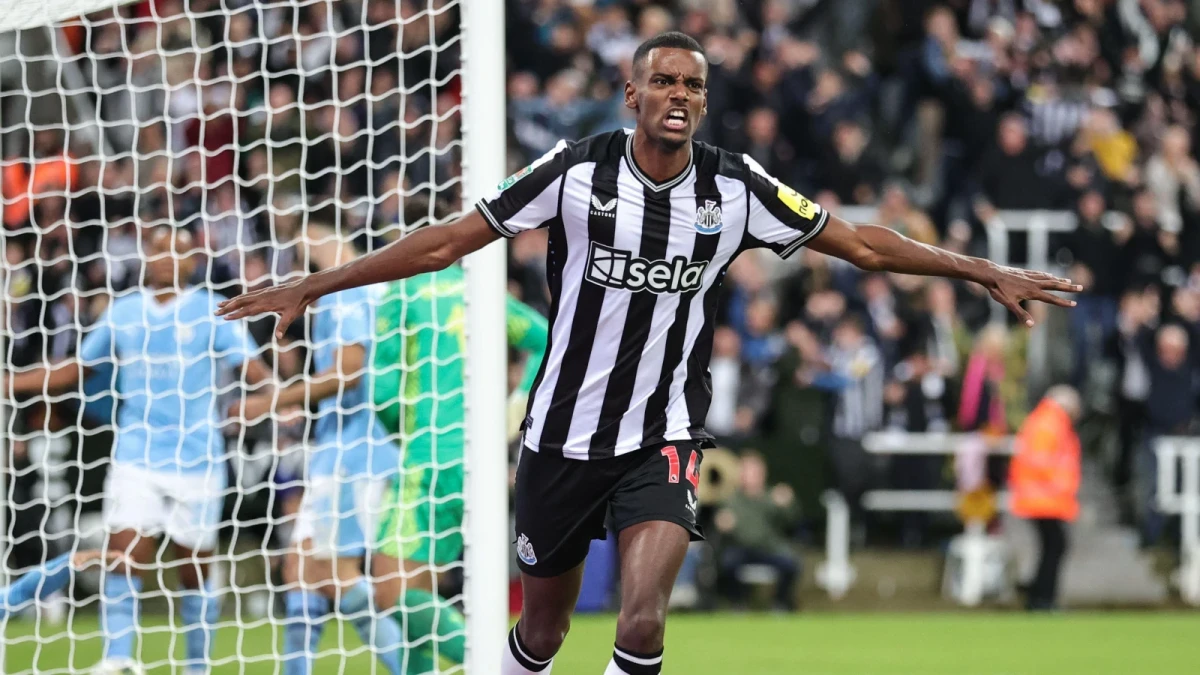 Alexander Isak celebrates his goal