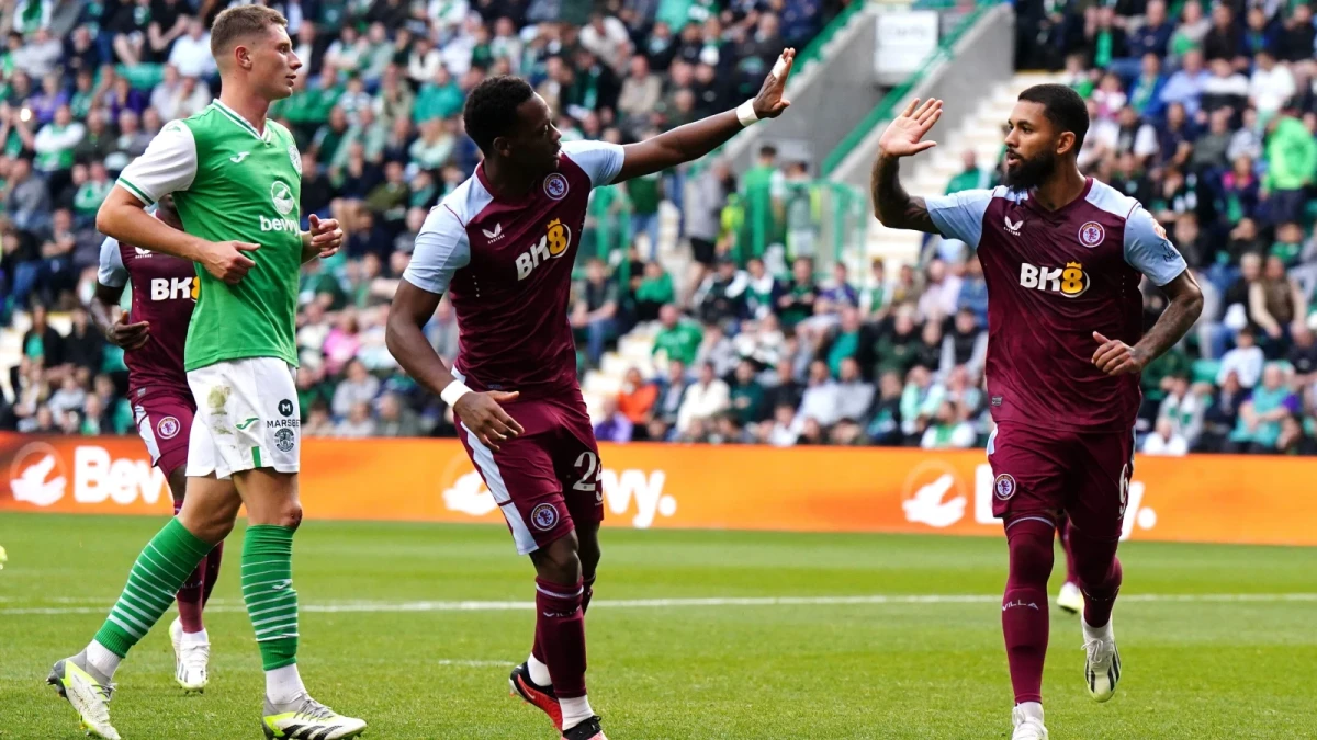 Jhon Duran and Douglas Luiz