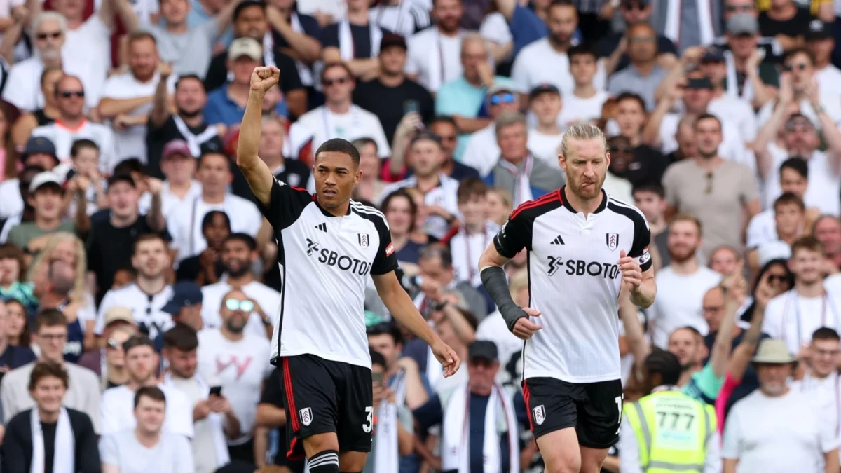 Carlos Vinicius and Tim Ream