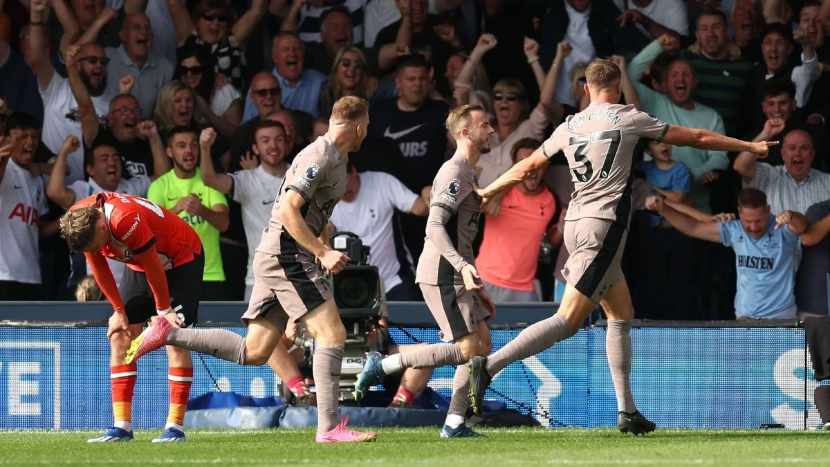 Micky van de Ven scores for Tottenham