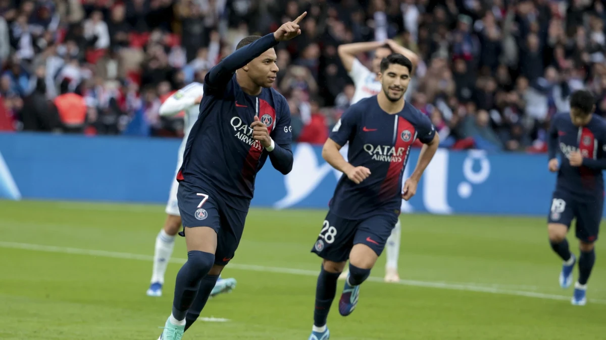Kylian Mbappe scores at Parc Des Princes