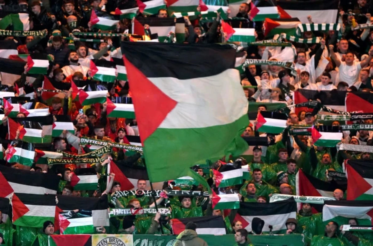 Celtic fans wave flags of Palestine